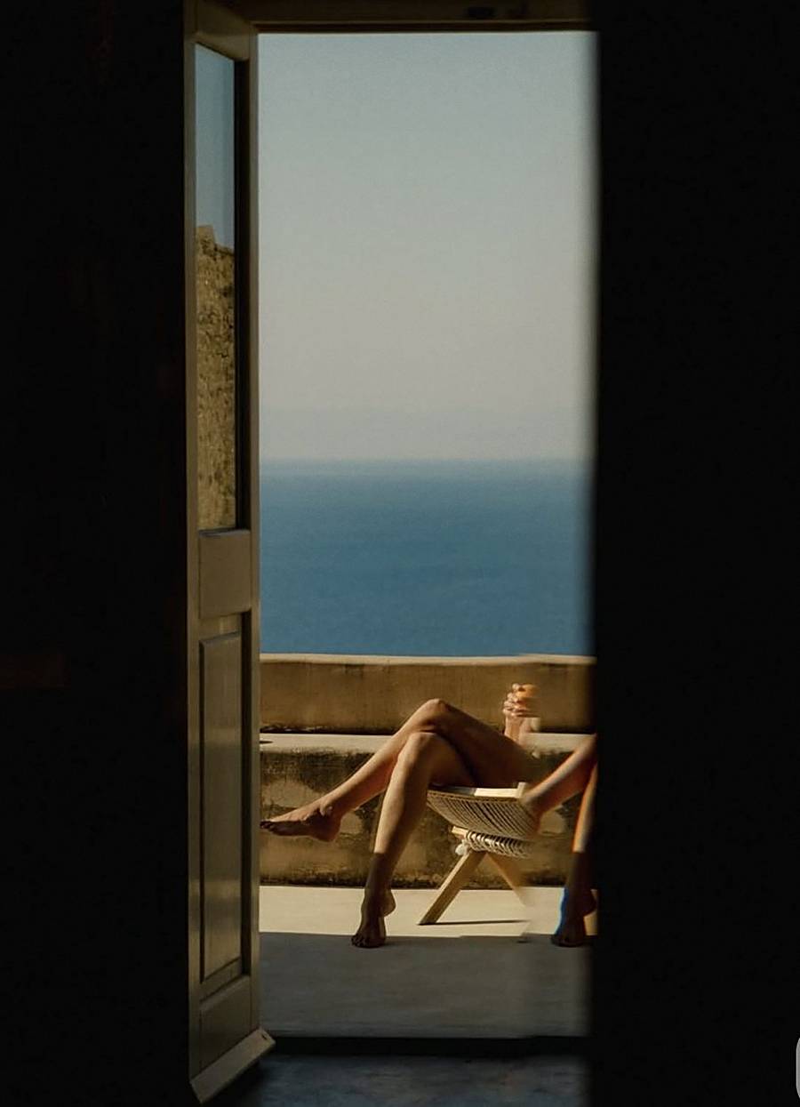 Puerta abierta a una terraza frente al mar